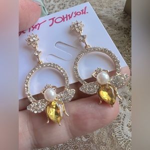 💛Betsey Johnson Rhinestone and Pearl Honeybee Dangle Earrings💛